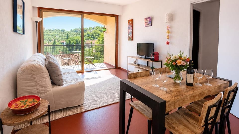Terrace, parking, walking distance to Le Faubourg Apartment in Collioure