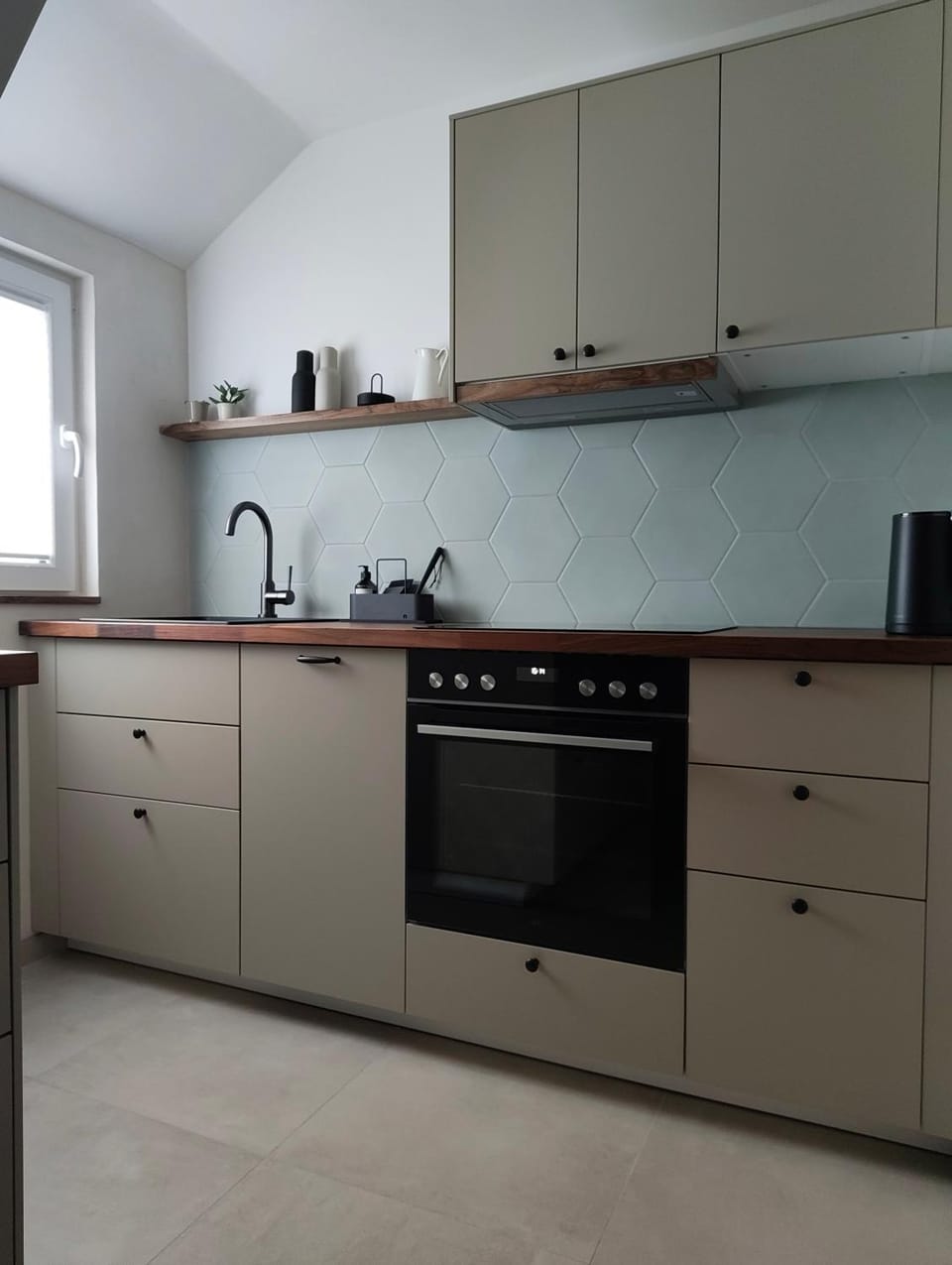 Kitchen or kitchenette, dishwasher, stove
