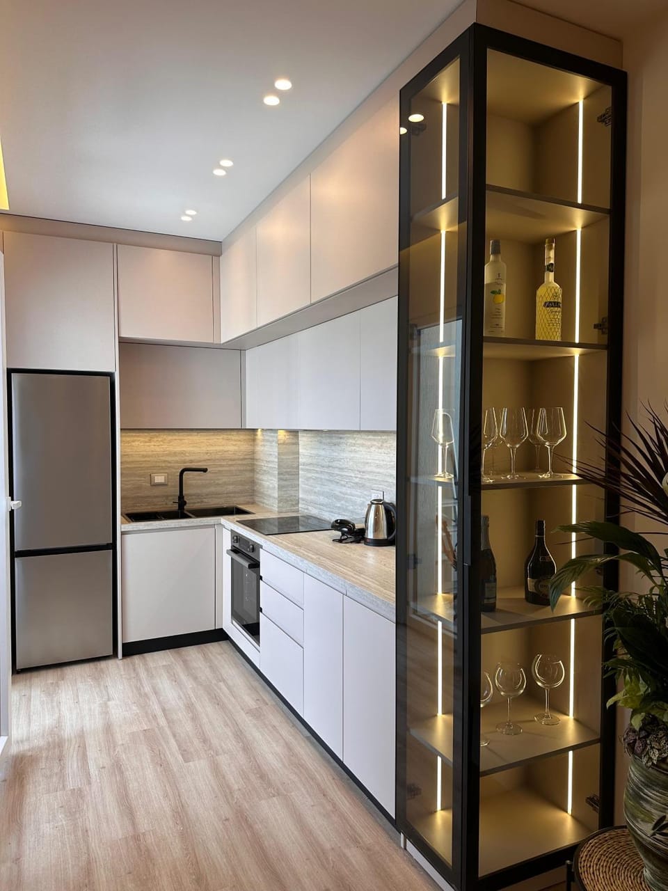 Kitchen or kitchenette, dishwasher, minibar