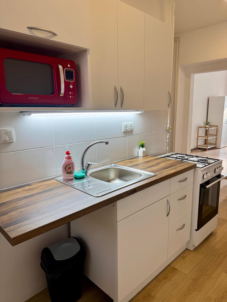 Kitchen or kitchenette, microwave, stove