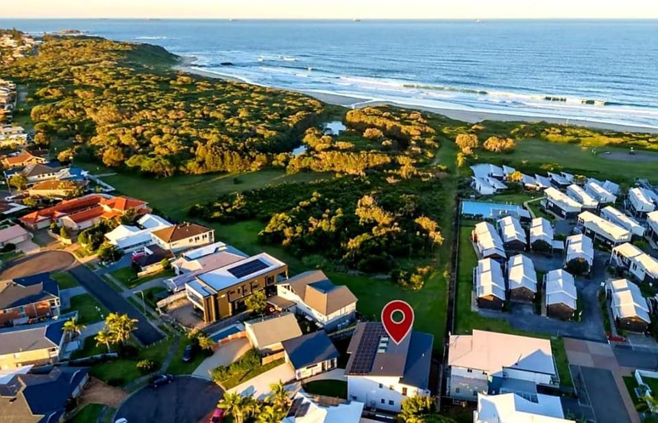 Surfside Getaway Caves Beach Absolute Beachfront House in Swansea