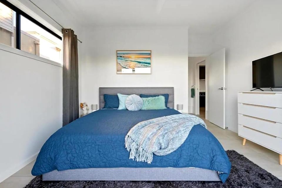Surfside Getaway Caves Beach Absolute Beachfront House in Swansea