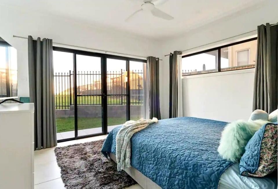 Surfside Getaway Caves Beach Absolute Beachfront House in Swansea
