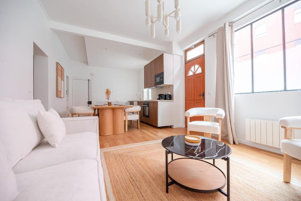 Kitchen or kitchenette, Living room, Seating area, Dining area, stove