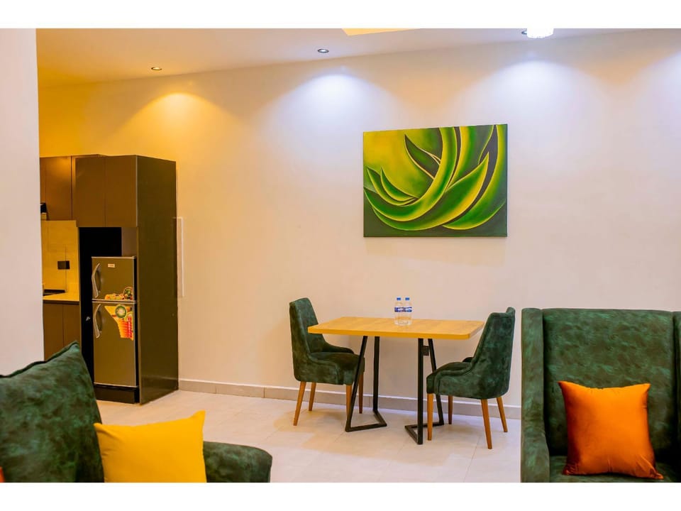 Kitchen or kitchenette, Seating area, Dining area