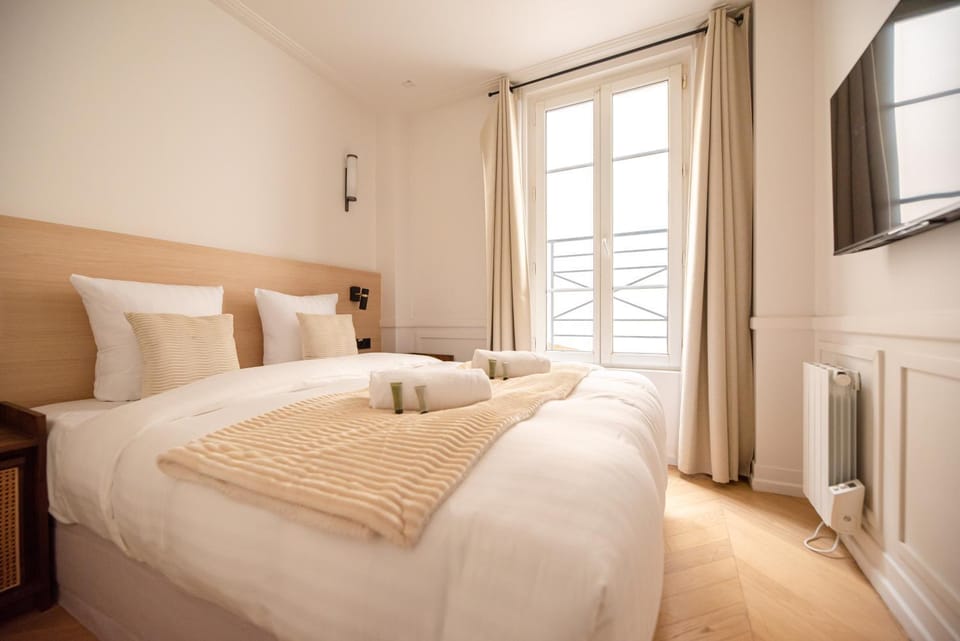 Bed, TV and multimedia, Photo of the whole room, Bedroom, towels