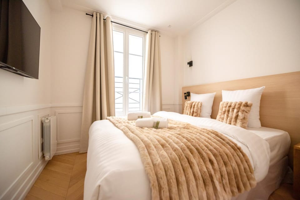 Bed, TV and multimedia, Photo of the whole room, Bedroom, towels