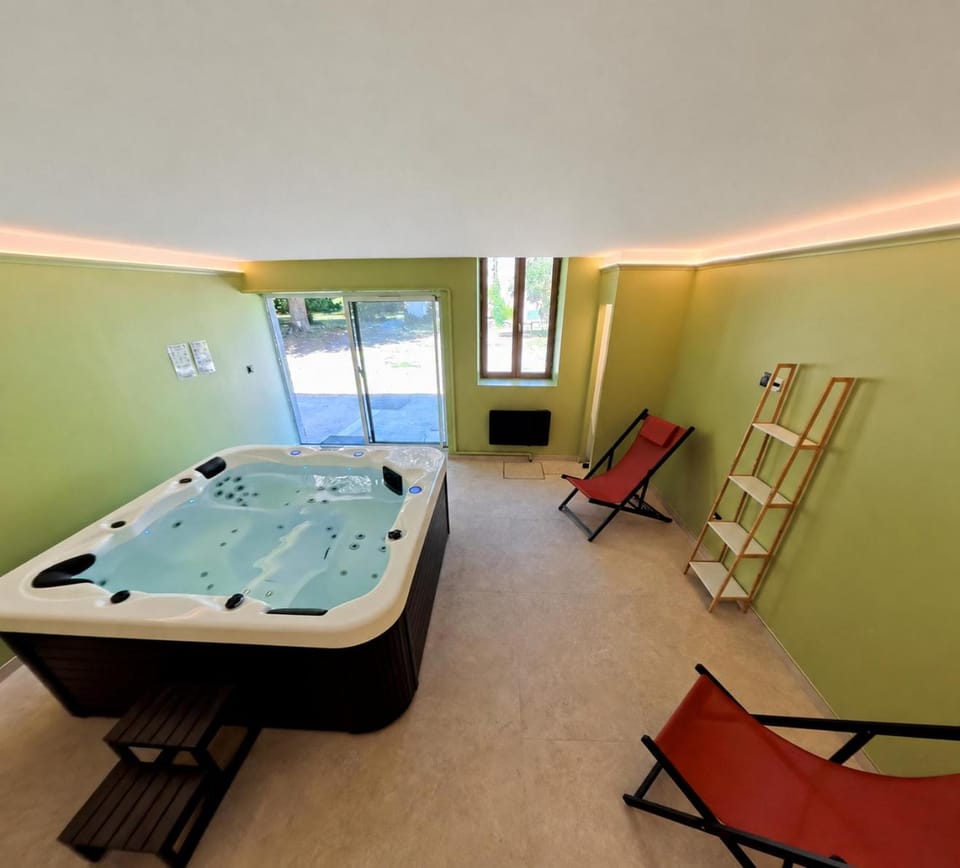 Hot Tub, Spa and wellness centre/facilities