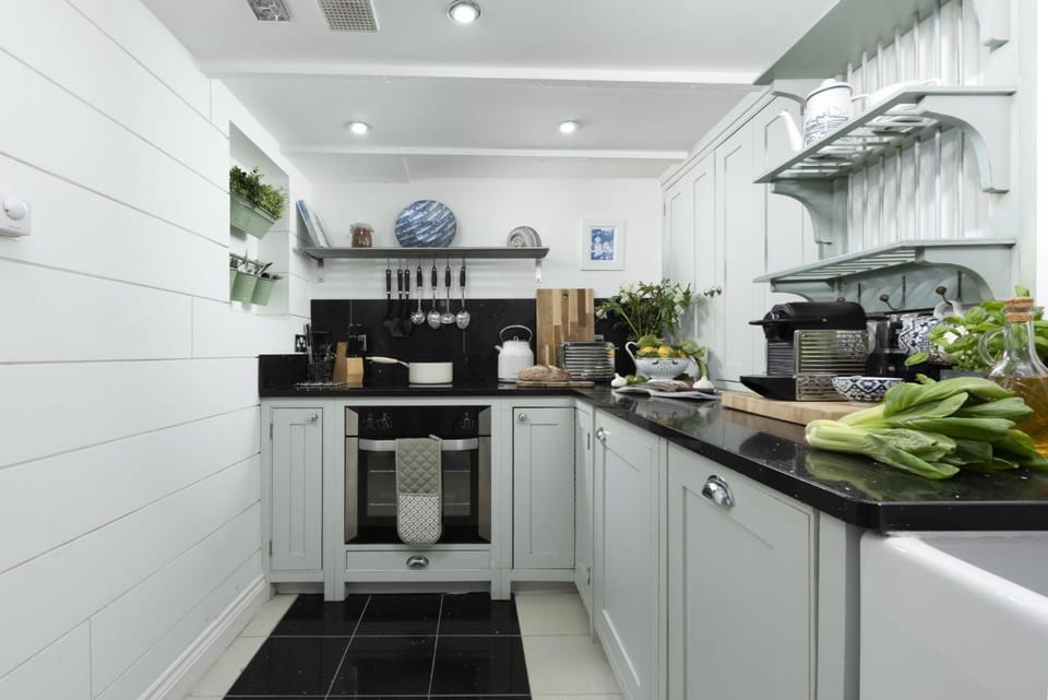 Coffee/tea facilities, Kitchen or kitchenette, oven, stove, toaster