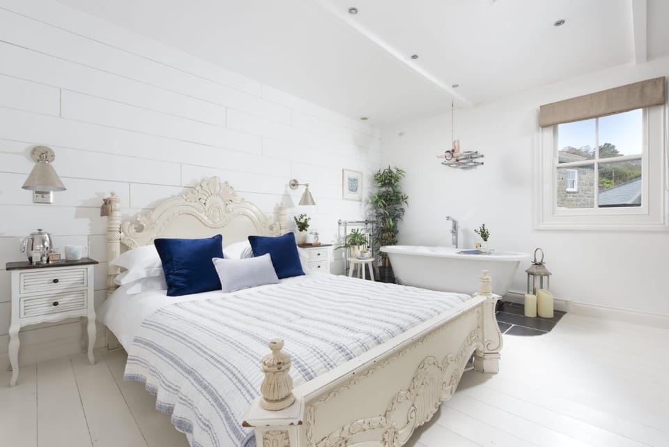 Bed, Photo of the whole room, Bedroom, Bath