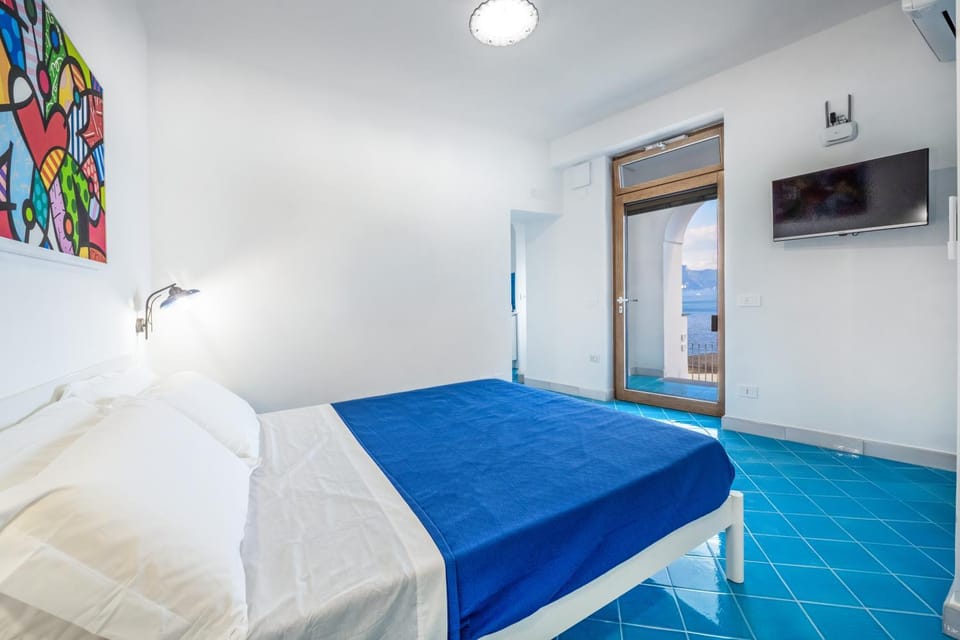 Bed, TV and multimedia, Bedroom
