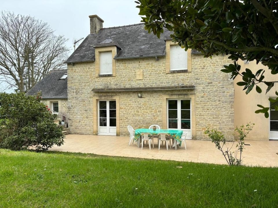 Property building, Patio, Spring, Day, Garden, Garden view