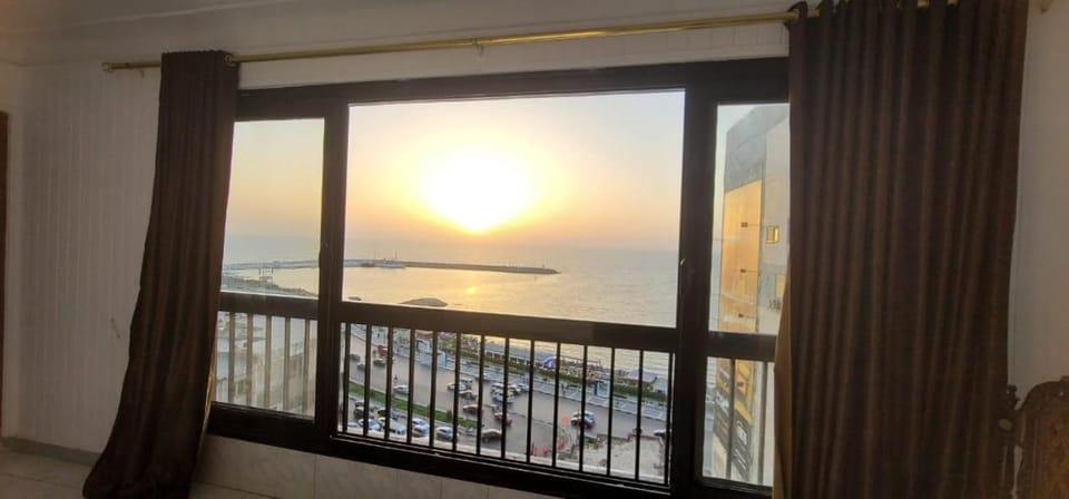 Relaxing 4 Bedroom Sea View Apartment - Spacious & Comfortable Apartment in Alexandria