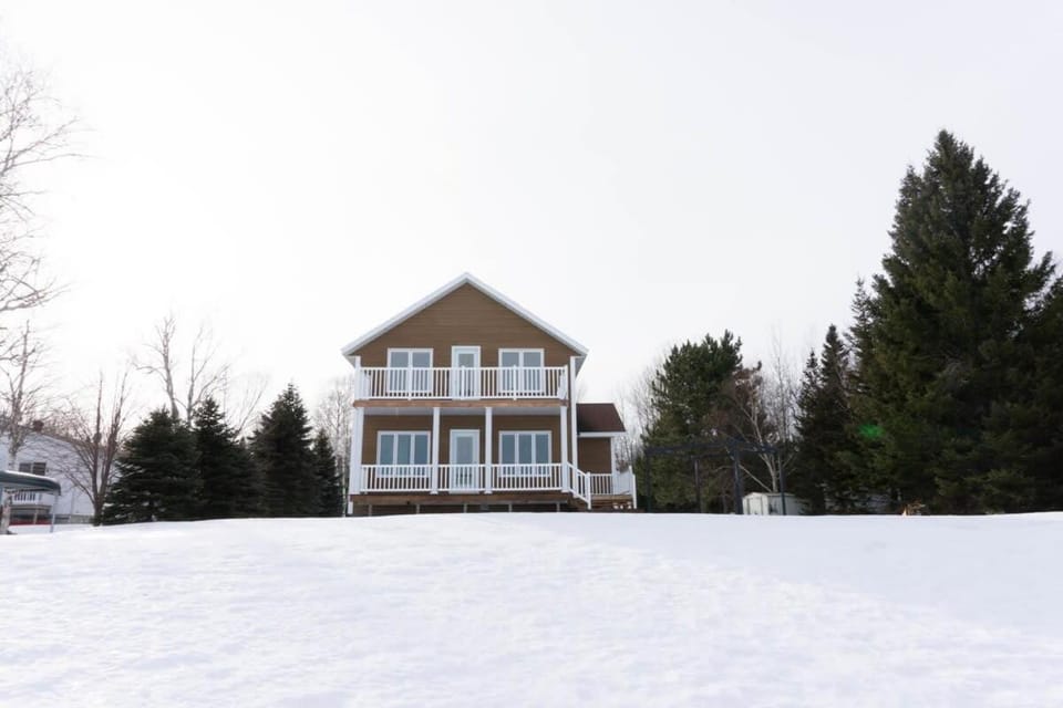 Les Quatre Vents - Lakefront & Private Beach Chalet in La Tuque