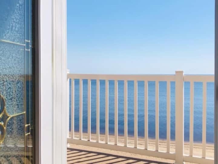 Les Quatre Vents - Lakefront & Private Beach Chalet in La Tuque