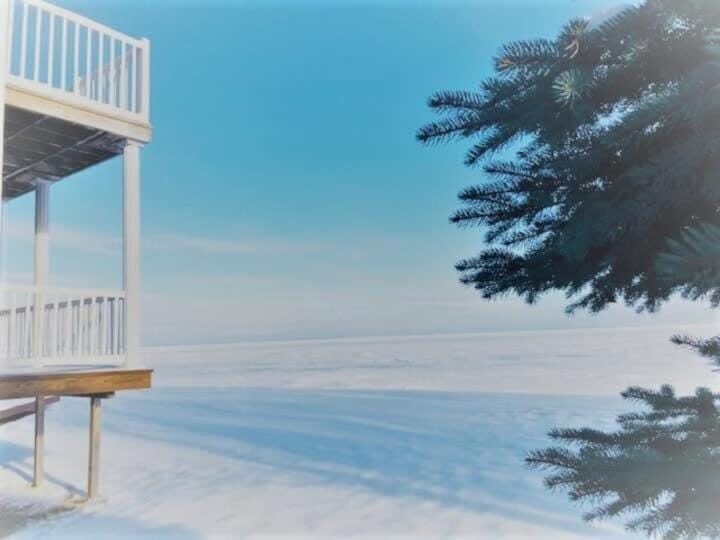 Les Quatre Vents - Lakefront & Private Beach Chalet in La Tuque