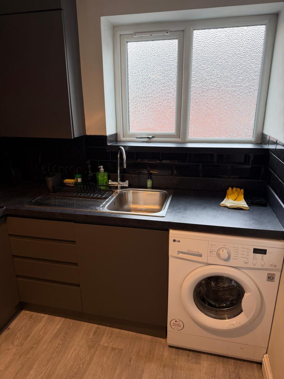 Kitchen or kitchenette, washing machine