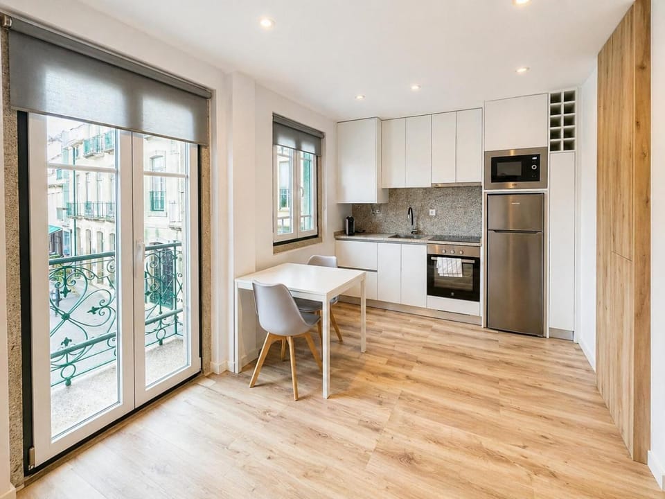 Kitchen or kitchenette, Dining area, dishwasher, minibar, oven, stove