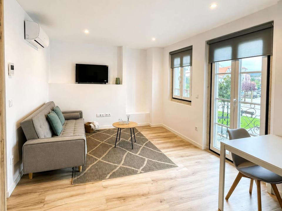 Communal lounge/ TV room, TV and multimedia, Living room, Seating area, Dining area