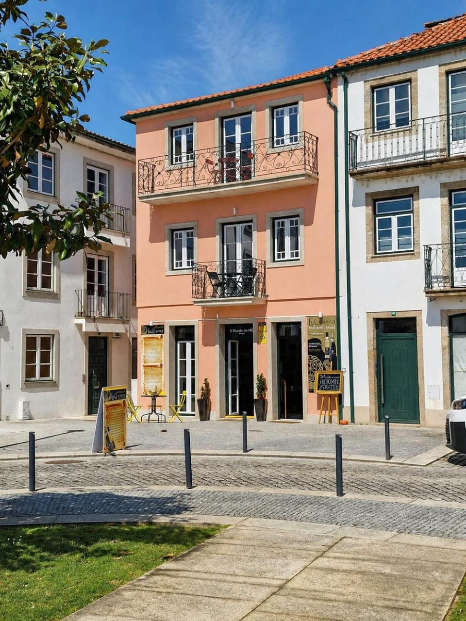 Property building, Day, Street view, Location