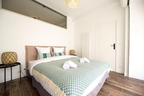 Bed, Photo of the whole room, Bedroom, towels
