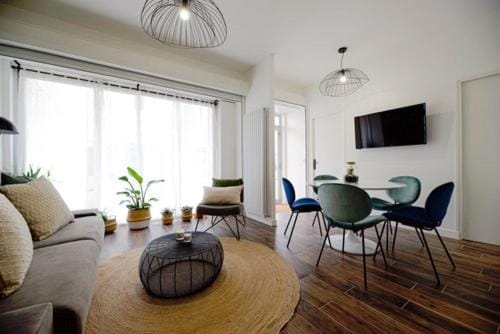 TV and multimedia, Living room, Seating area, Dining area