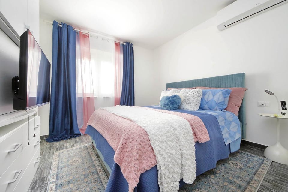 Bed, Bedroom, air conditioner