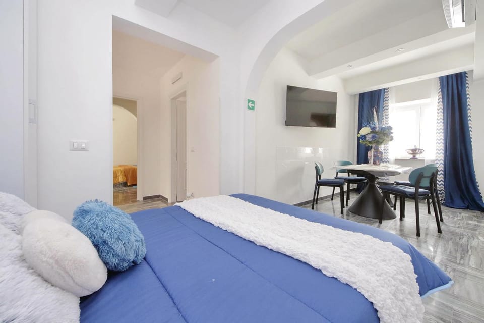 Bed, Seating area, Dining area, Bedroom