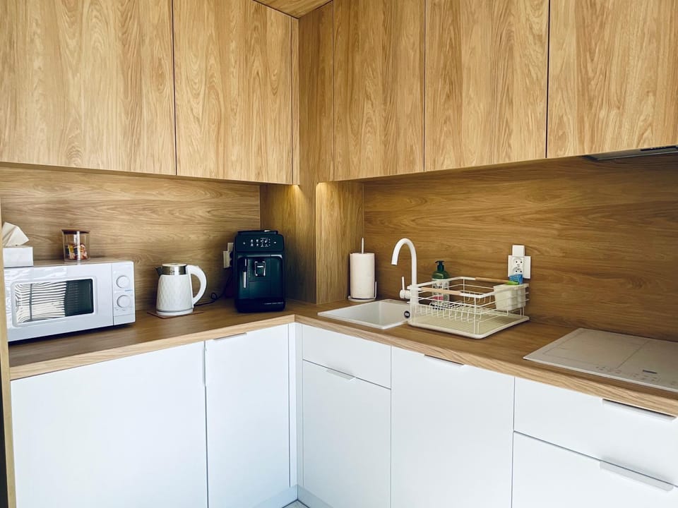 Coffee/tea facilities, Kitchen or kitchenette, stove, toaster