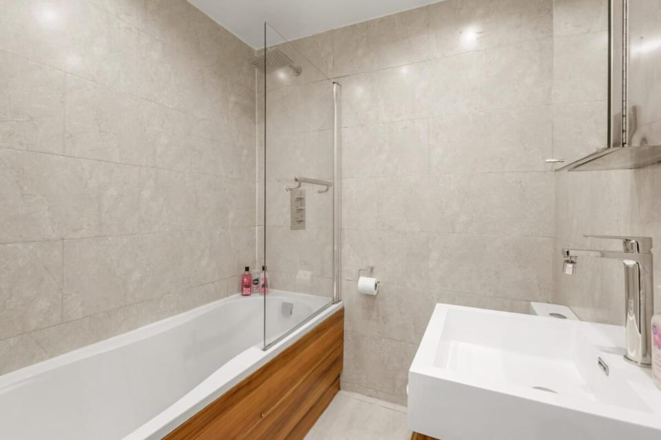 1BR in Prime Islington Location near Angel Station Apartment in London Borough of Islington