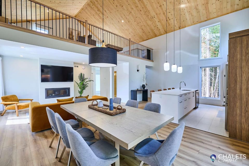 Villa Boreale - Private Spa Pool & Foosball Chalet in Quebec City