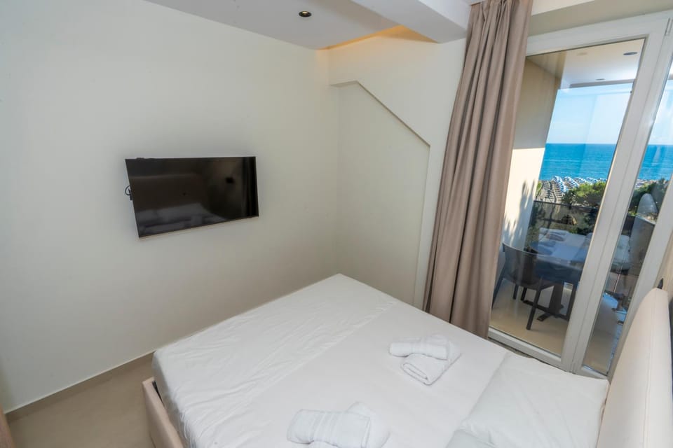 Communal lounge/ TV room, Bed, towels
