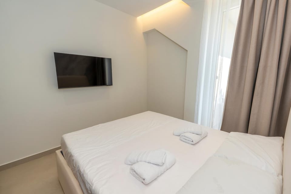 Bed, TV and multimedia, towels