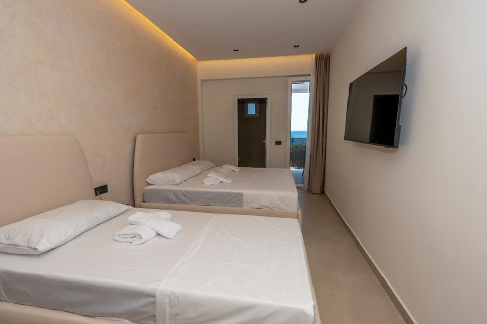 Bed, TV and multimedia, Photo of the whole room, Bedroom, towels