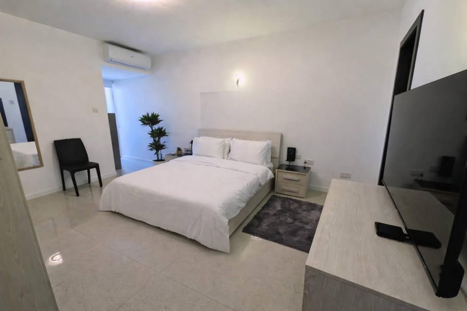 Bed, Photo of the whole room, Bedroom, air conditioner