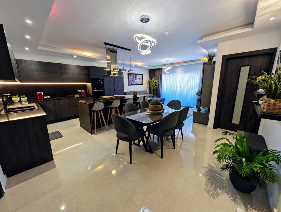 Coffee/tea facilities, Dining area, dishwasher, microwave, oven, kitchen, air conditioner
