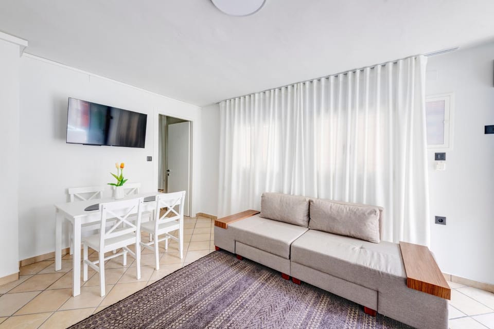 TV and multimedia, Living room, Photo of the whole room, Seating area, Dining area, Evening entertainment