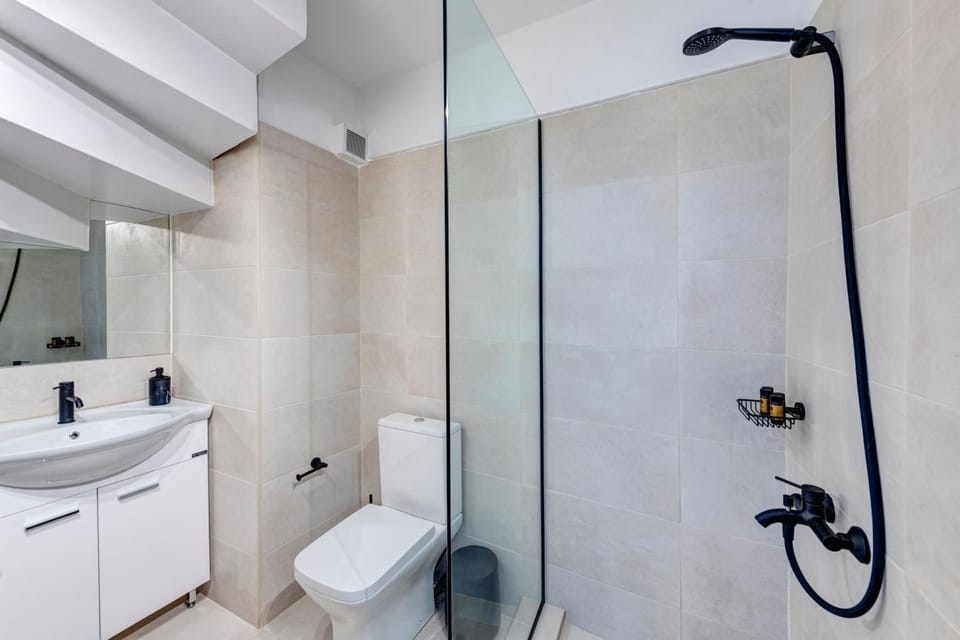 Shower, Toilet, Bathroom, towels
