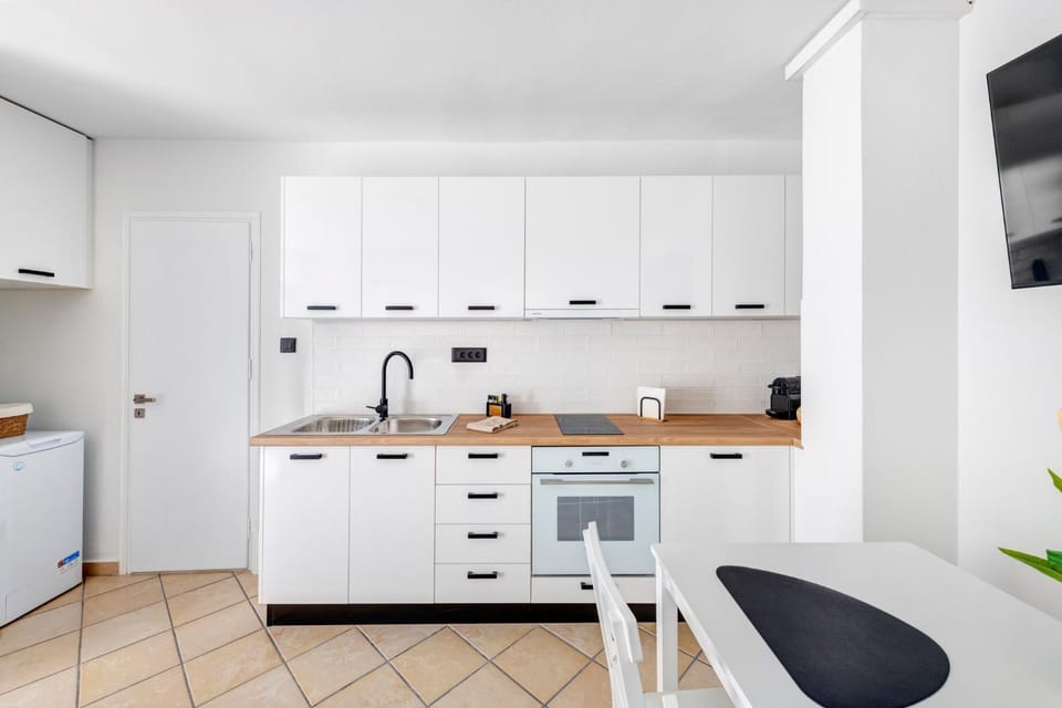 Kitchen or kitchenette, Dining area, oven, stove