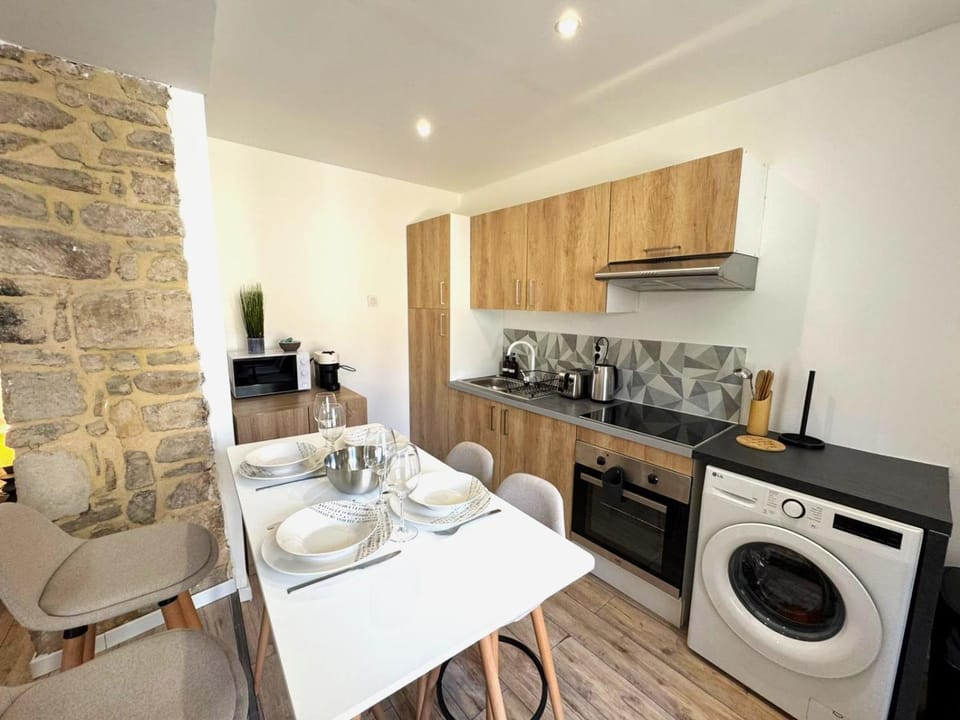 Kitchen or kitchenette, Dining area