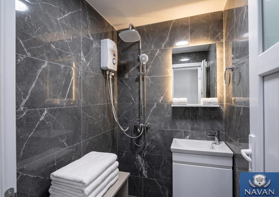 Shower, Toilet, Bathroom, towels