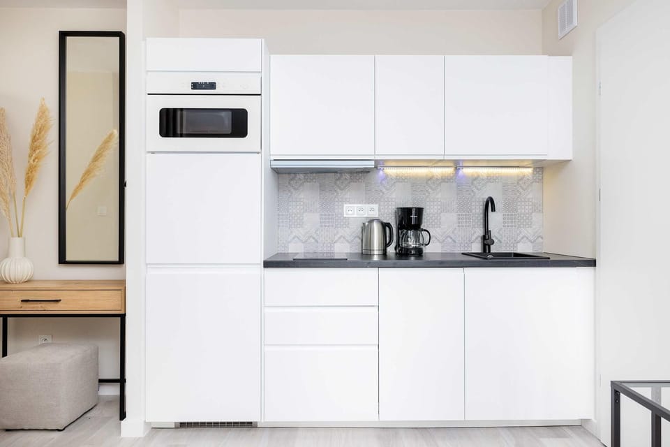 Coffee/tea facilities, Kitchen or kitchenette, stove