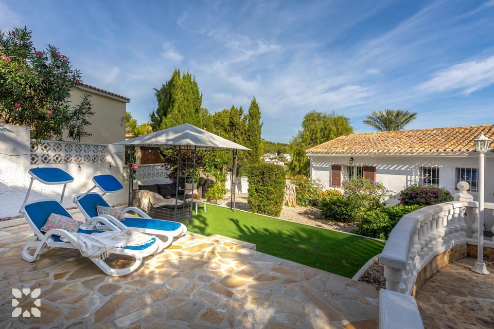 Property building, Patio, Spring, Day, Garden, Garden view, Pool view, Swimming pool, sunbed