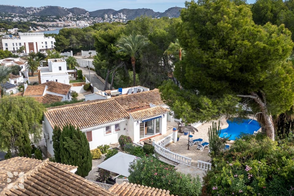 Property building, Nearby landmark, Spring, Day, Natural landscape, Bird's eye view, City view, Mountain view, Pool view, Swimming pool, sunbed