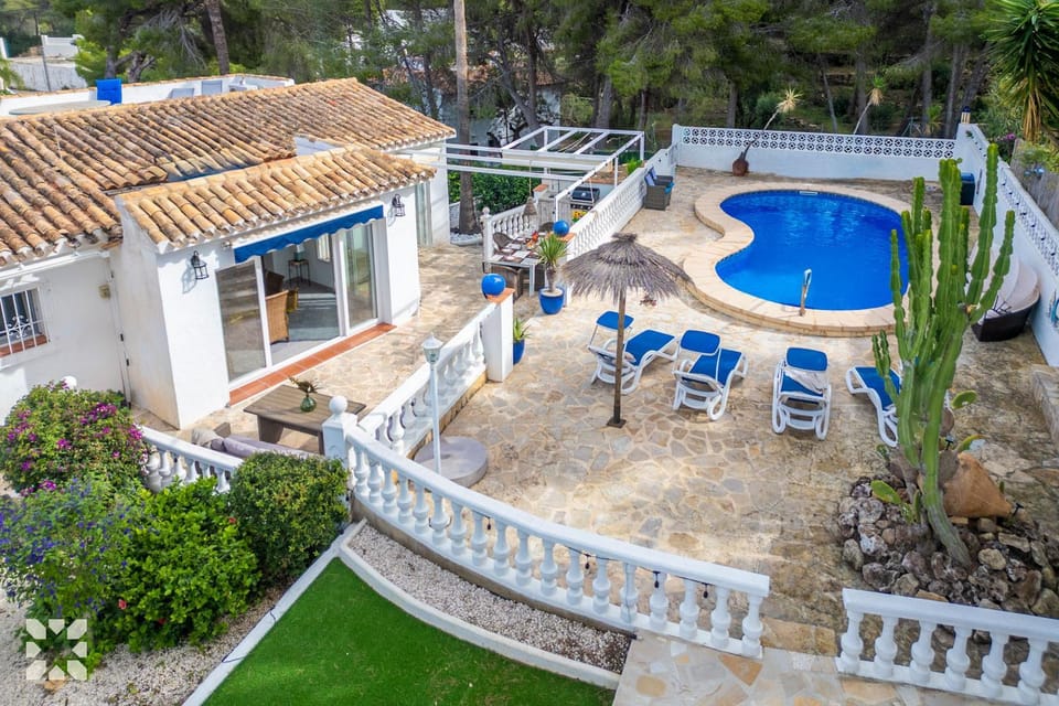 Property building, Patio, Spring, Day, Natural landscape, Garden, Garden view, Pool view, Swimming pool, sunbed