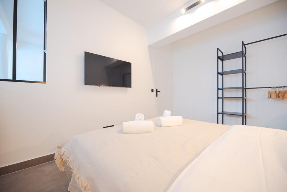 Bed, TV and multimedia, Bedroom