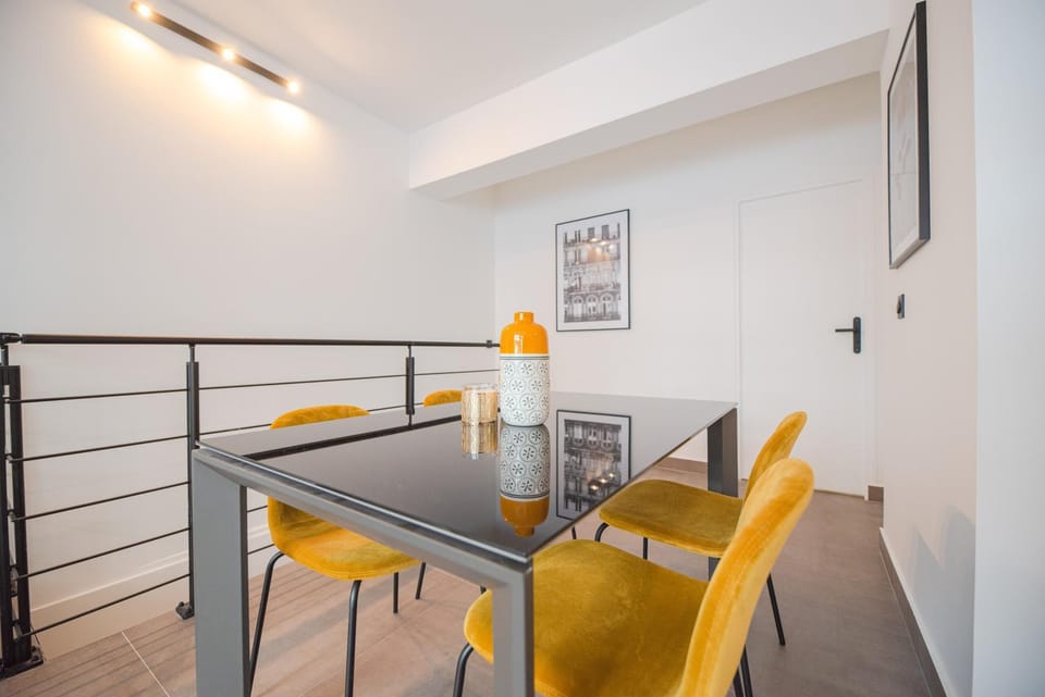 Seating area, Dining area