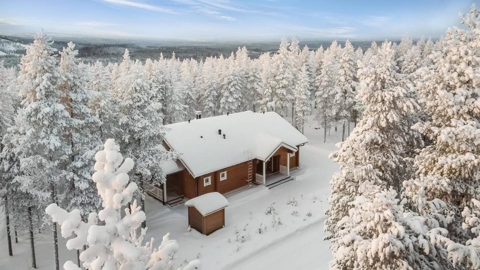 Charming Lapland Villa with Mountain Views and Private Sauna Villa in Rovaniemi