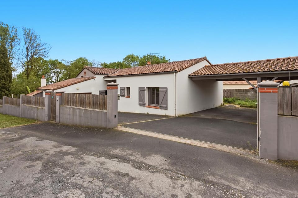 Property building, Day, Neighbourhood, Street view