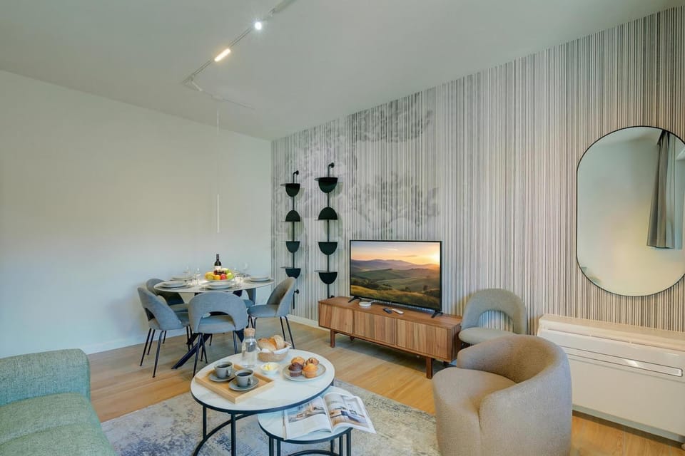 TV and multimedia, Living room, Seating area, Dining area